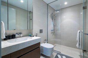 Appartement Confort | Salle de bain | Sèche-cheveux, serviettes fournies, papier toilette