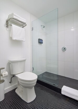 Een douche, designer toiletartikelen, een haardroger, pantoffels