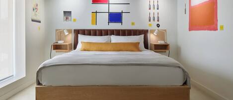Un dormitorio moderno con estructura de cama de madera, un ventanal grande y un diseño de arte mural minimalista.