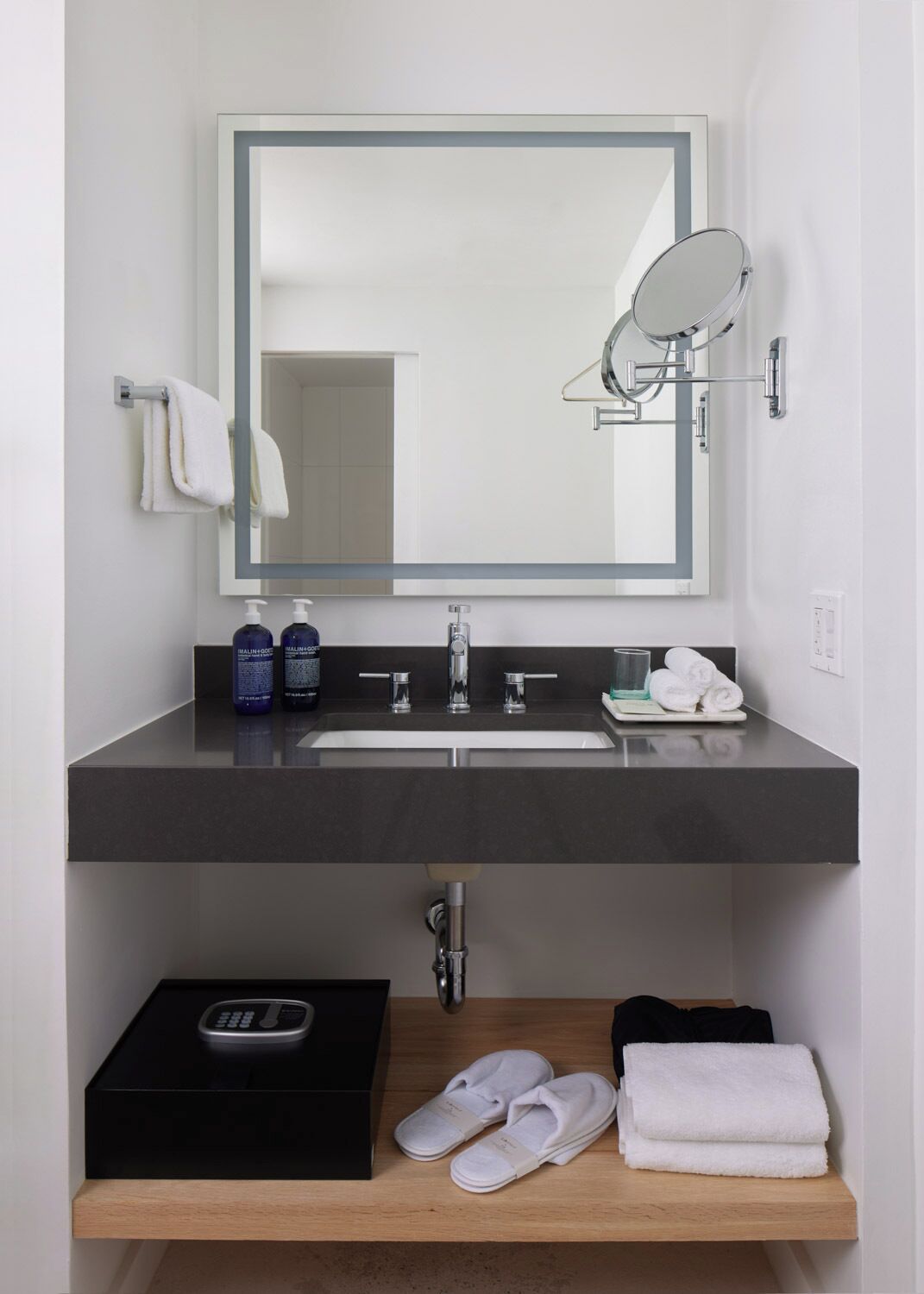 淋浴設備、名牌梳洗用品、風筒、拖鞋