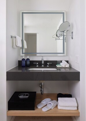 Shower, designer toiletries, hair dryer, slippers - Artelo  (Kennett Square)