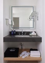 Ducha, artículos de tocador de diseñador, secador de pelo, pantuflas
