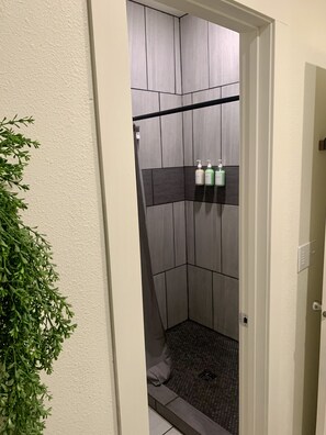 Estudi Deluxe | Cortines opaques, planxa i posts de planxar i wifi gratuïta 