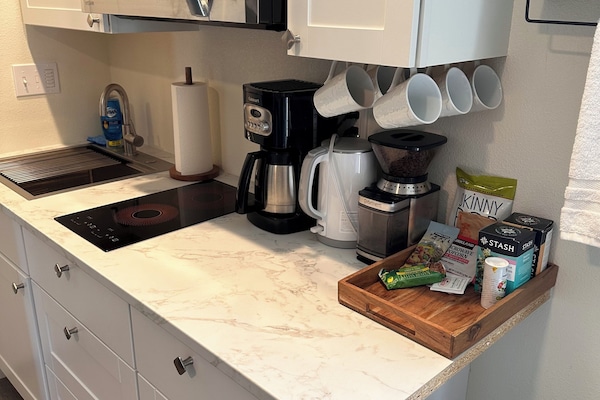 Family Studio (Peacock) | Privat køkken | Køleskab/fryser i fuld størrelse, mikrobølgeovn, kogeplade, kaffekværn