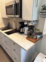 Family Studio (Peacock) | Private kitchen | Full-size fridge, microwave, stovetop, coffee grinder