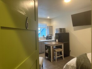 City Studio (Green) | 遮光窗帘、熨斗/熨衣板、免费 WiFi