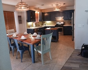 冷蔵庫、電子レンジ、オーブン、コンロ