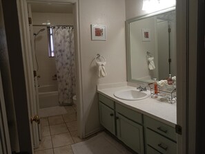 Shower, towels, soap, shampoo - Charming 3-bedroom farm to table home (Edmond)