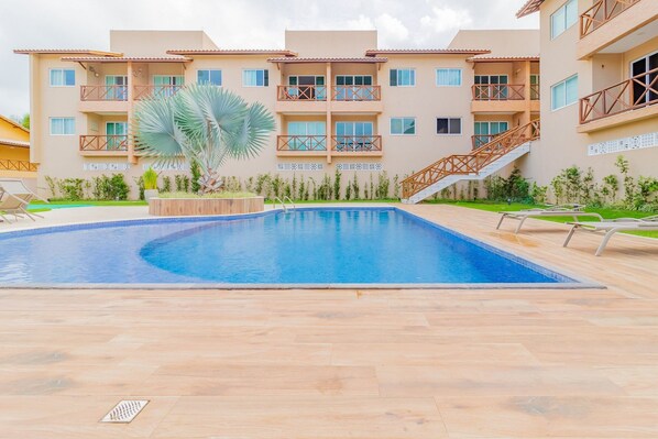 Una piscina al aire libre