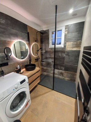 Shower, hair dryer, towels, toilet paper - Maison à 50m de L'océan (Yves)