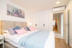 2 bedrooms, iron/ironing board, WiFi