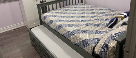 4 bedrooms, iron/ironing board, WiFi, bed sheets