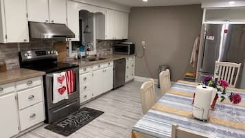 雪櫃、微波爐、多士爐、餐桌