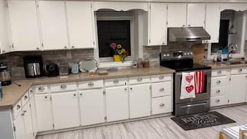 Réfrigérateur, micro-ondes, grille-pain, tables à manger