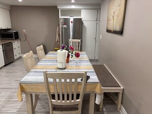Dining - Beautiful house on farm, Nature lover's paradise (Rosemont)