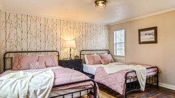 2 bedrooms, iron/ironing board, free WiFi, bed sheets