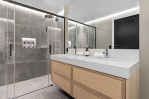 Luxury Townhouse near the Vigelandpark | Bathroom | Separate tub and shower, designer toiletries, hair dryer, bathrobes - A-One Homes - Frogner (Oslo)