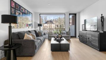 Luxury Townhouse near the Vigelandpark | Living area | 50-inch LED TV with digital channels, Netflix, streaming services