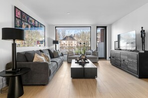 Luxury Townhouse near the Vigelandpark | 거실 공간 | 디지털 채널 시청이 가능한 50인치 LED TV, 넷플릭스, 스트리밍 서비스