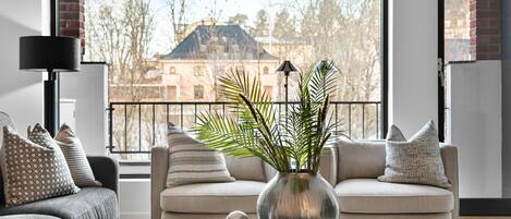 Luxury Townhouse near the Vigelandpark | Living area | 50-inch LED TV with digital channels, Netflix, streaming services