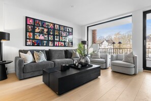 Luxury Townhouse near the Vigelandpark | 거실 공간 | 디지털 채널 시청이 가능한 50인치 LED TV, 넷플릭스, 스트리밍 서비스
