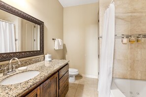 Een haardroger, handdoeken, zeep, shampoo