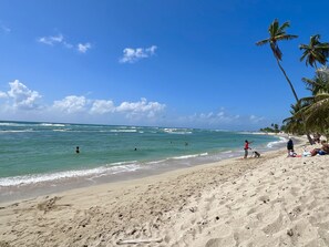 Perto da praia, espreguiçadeiras, toalhas de praia 