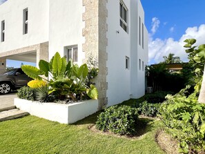 Property grounds - Espectacular Villa Pool & Golf, Metro Country Club (Playa Juan Dolio)