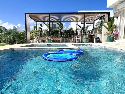 Espectacular Villa Pool & Golf, Metro Country Club