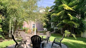 Rumah, Beberapa Tempat Tidur (Buttercup  3bd 3ba  Sleep 7 on Quiet ) | Tempat makan outdoor