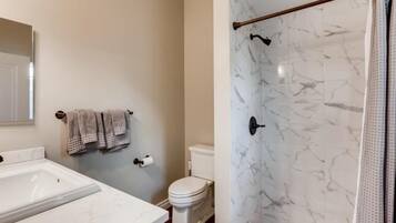 獨棟房屋, 多張床 (Buttercup 3bd 3ba Sleep 7 on Quiet ) | 浴室 | 免費盥洗用品