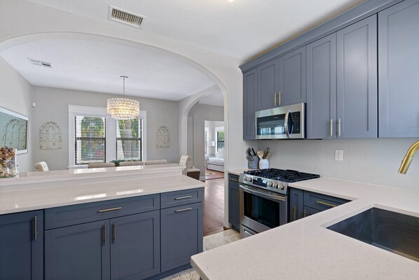 House, 3 Twin Beds (Casa Sunshine NEW) | Private kitchen | Oven - Casa Sunshine NEW (West Palm Beach)