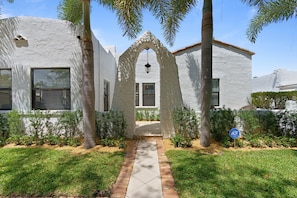 House, 3 Twin Beds (Casa Sunshine NEW) | Property grounds - Casa Sunshine NEW (West Palm Beach)