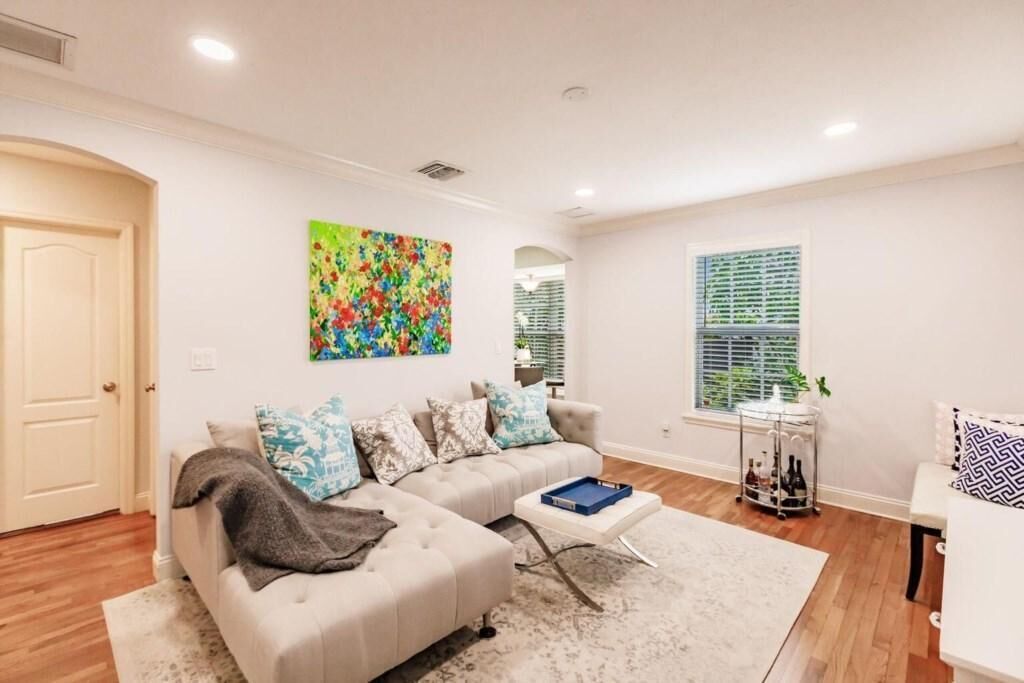 House, Multiple Beds (Key Lime Bungalow 2 BD 1 BA with priv) | Living area