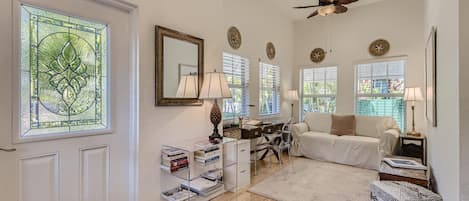 Casa, varias camas (Nini's Cottage 4bd 3ba Vacation Renta) | Zona de estar
