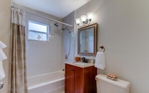 House, Multiple Beds (Nini's Cottage 4bd 3ba Vacation Renta) | Bathroom | Free toiletries - Nini's Cottage 4bd 3ba Vacation Rental (West Palm Beach)