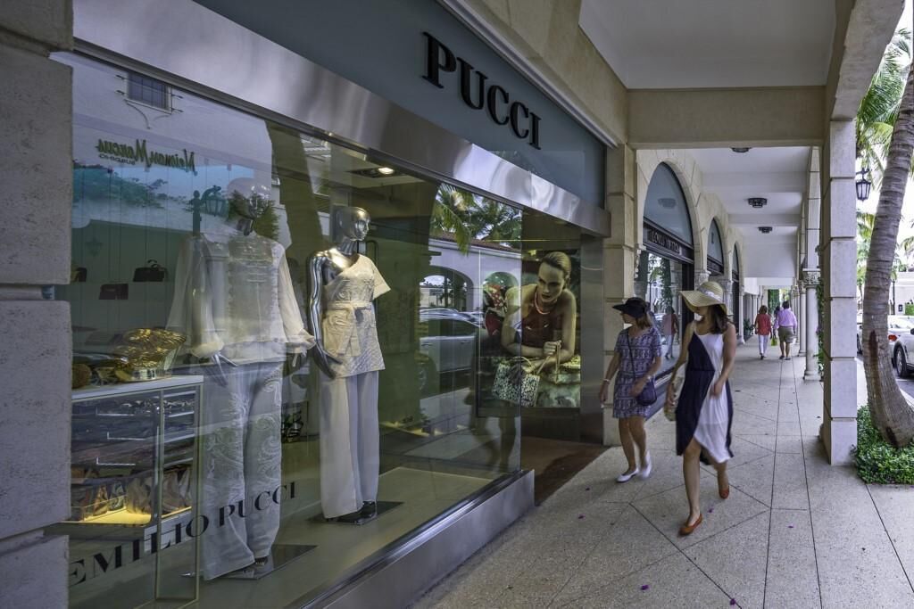 Vitrina con maniquíes mostrando ropa.
