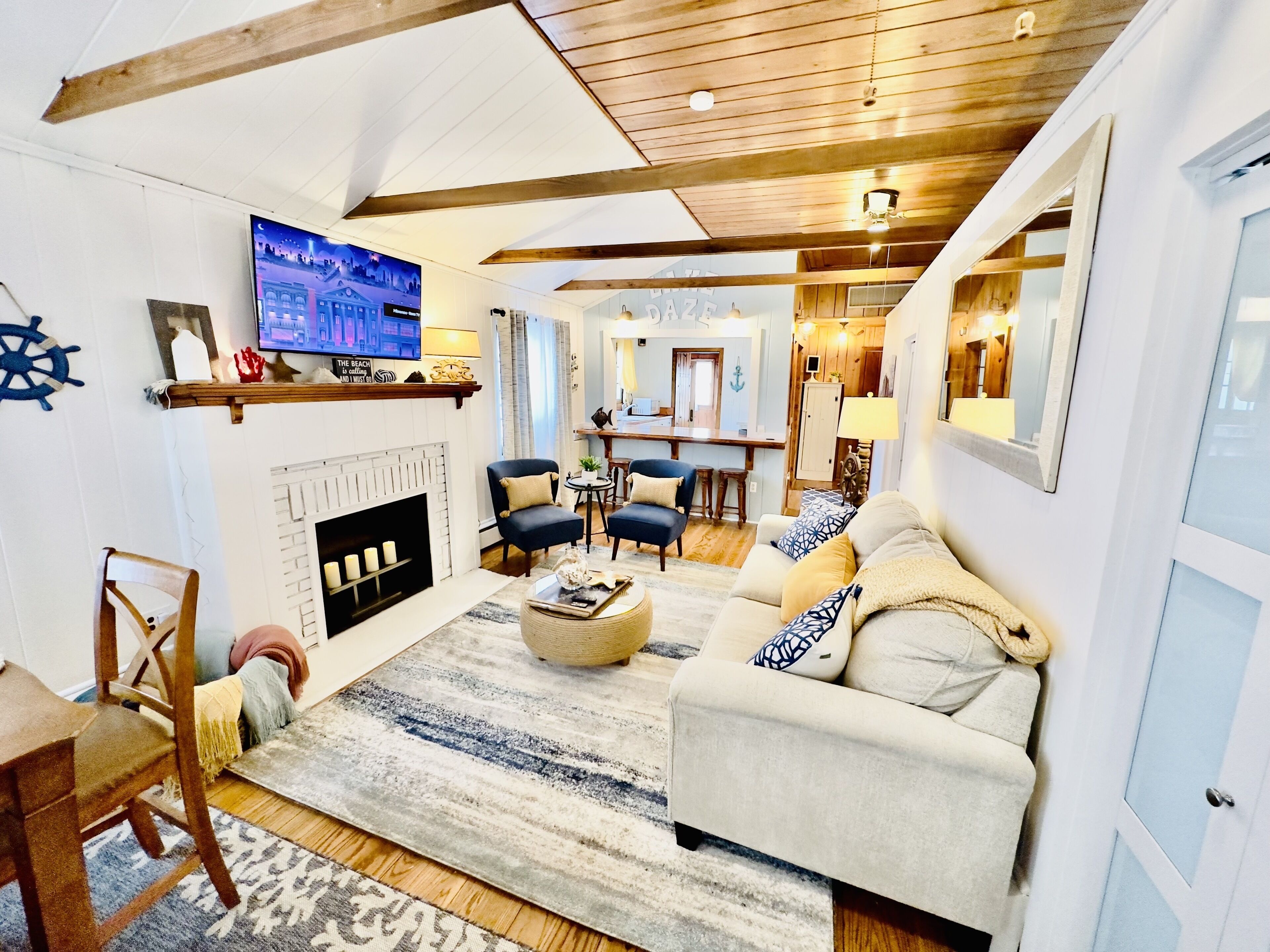 Cozy 3-bedroom house in beautiful Huron W/ Private Beach Access