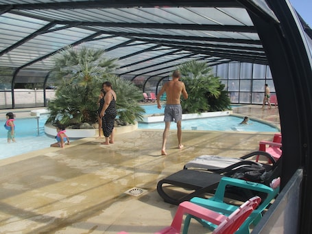 Pool. Mobilhome Avec Grande Terrasse, 6 Personnes, 3 Chambres, 2 Salles de Bain, 2 WC