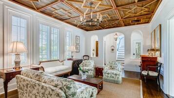 House, Multiple Beds (Villa Blanca 4bd 3.5ba Private Pool) | Living area