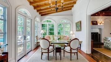 House, Multiple Beds (Villa Blanca 4bd 3.5ba Private Pool) | Living area