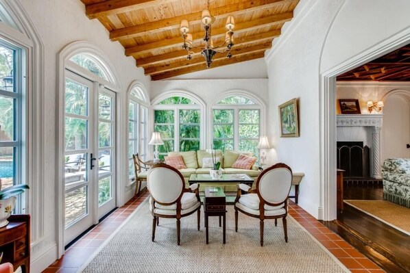 Maison, Plusieurs lits (Villa Blanca  4bd 3.5ba  Private Pool) | Aire de séjour