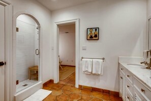 Hus, flere senger (Villa Blanca  4bd 3.5ba  Private Pool) | Bad | Toalettartikler (inkludert)