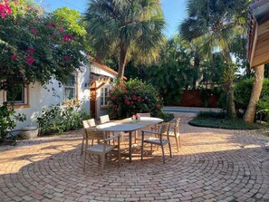 Hus - flera sängar (Villa Blanca  4bd 3.5ba  Private Pool) | Restaurang utomhus