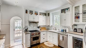 House, Multiple Beds (Villa Blanca 4bd 3.5ba Private Pool) | Private kitchen | Oven, electric kettle, toaster