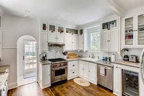 Casa, várias camas (Villa Blanca  4bd 3.5ba  Private Pool) | Cozinha privada | Fogão, chaleira elétrica, torradeira