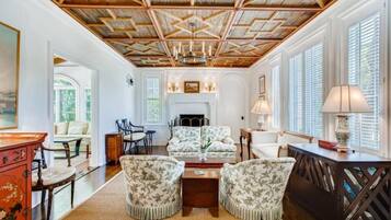 House, Multiple Beds (Villa Blanca 4bd 3.5ba Private Pool) | Living area