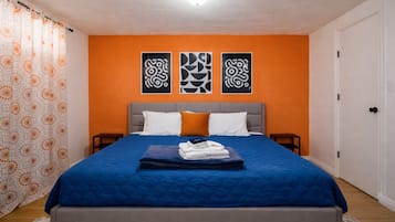 2 slaapkamers, een bureau, een strijkplank/strijkijzer, reisbedje