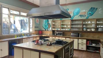 Refrigerador, microondas, utensilios de cocina, isla de cocina