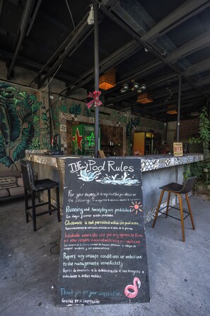 Poolside bar - La Casa Roja Hostel (Santiago)